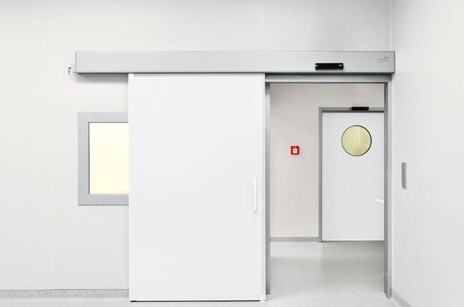 Automatische schuifdeur ECdrive H speciaal voor ziekenhuizen, geïnstalleerd in de Asklepios-kliniek in Rzeszów (Polen) Automatisch lineair-schuifdeursysteem voor gebieden met verhoogde hygiënevoorschriften