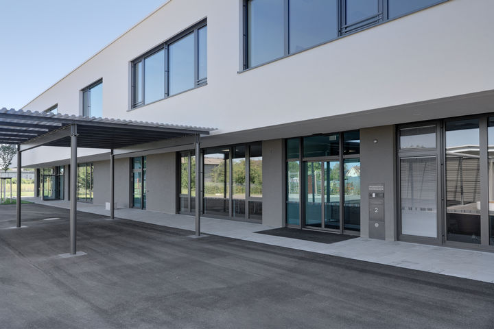 Ușă glisantă automată integrată inteligent în sistemul de tehnică de comandă a clădirii la Vector IT Campus, Stuttgart