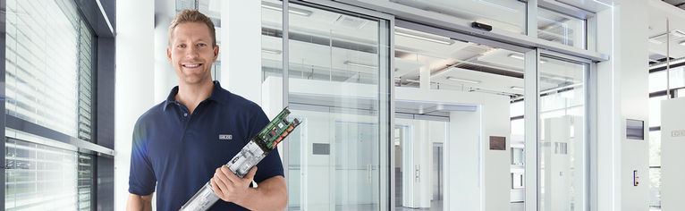 GEZE vam pruža podršku u instalaciji naših proizvoda. Instalatere opremamo posebnim alatima kako bismo osigurali učinkovitiju instalaciju. Za naše distributere nudimo tečajeve osposobljavanja i dodatne informacije.