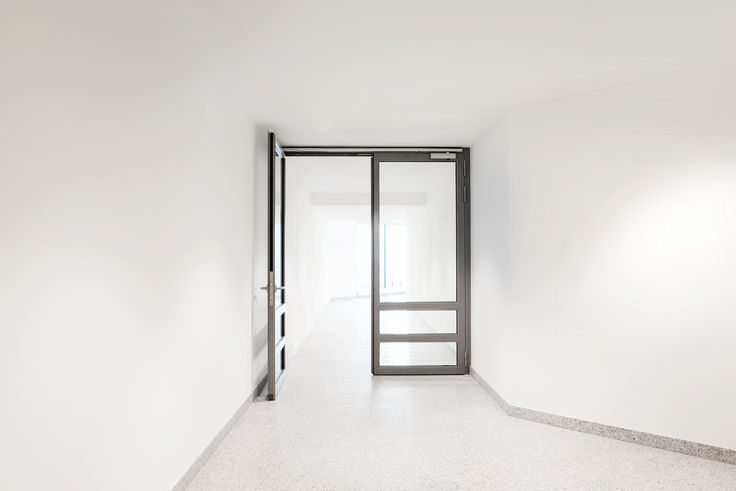Porte vitrée à deux vantaux dans l’enceinte de la clinique