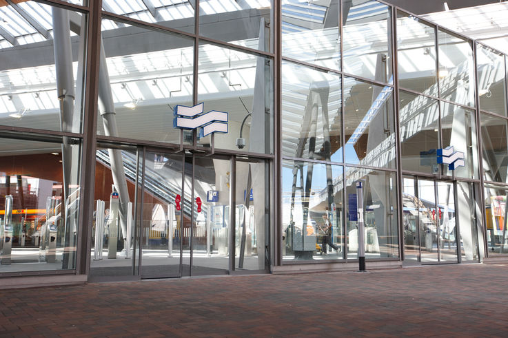  - Porte en verre automatique aménagée dans la Bijlmer Arena, Amsterdam