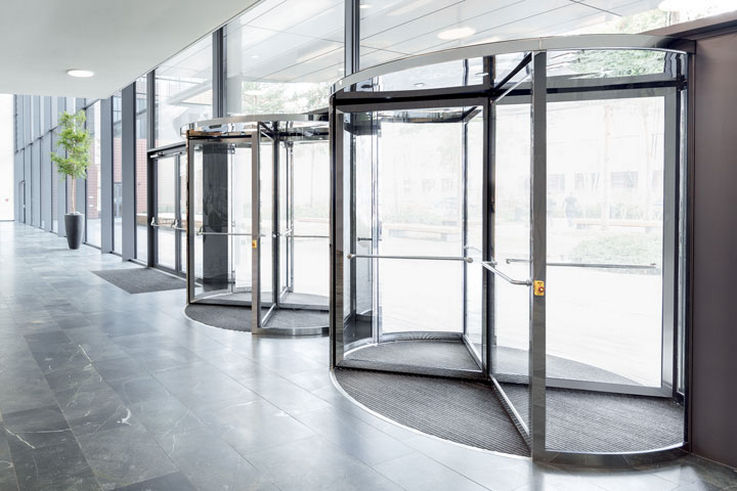 Karusselltüren - Karusselltüren erfüllen an Eingängen für öffentliche Gebäude vielfältige Zwecke. Sicher, komfortabel und in elegantem Design sorgen sie für ein störungsfreies Hinein- und Hinausgehen.
