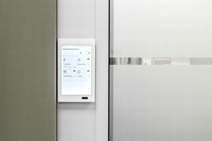Steuerungen Lüftung - Steuerungen koordinieren, wann Fenster in Ihrem Fensterlüftungssystem öffnen oder schließen müssen. In RWA Anlagen steuert die Notstromzentrale den Rauch- und Wärmeabzug im Brandfall.