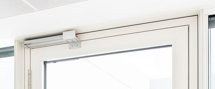 Detailed view of window with smoke and heat extraction system relief pressure damper with K 600 T retractable arm drive. Photo: Sigrid Rauchdobler for GEZE GmbH